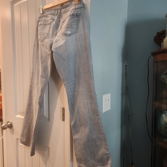 Distressed Light Wash Jeans - Picture 9 of 10